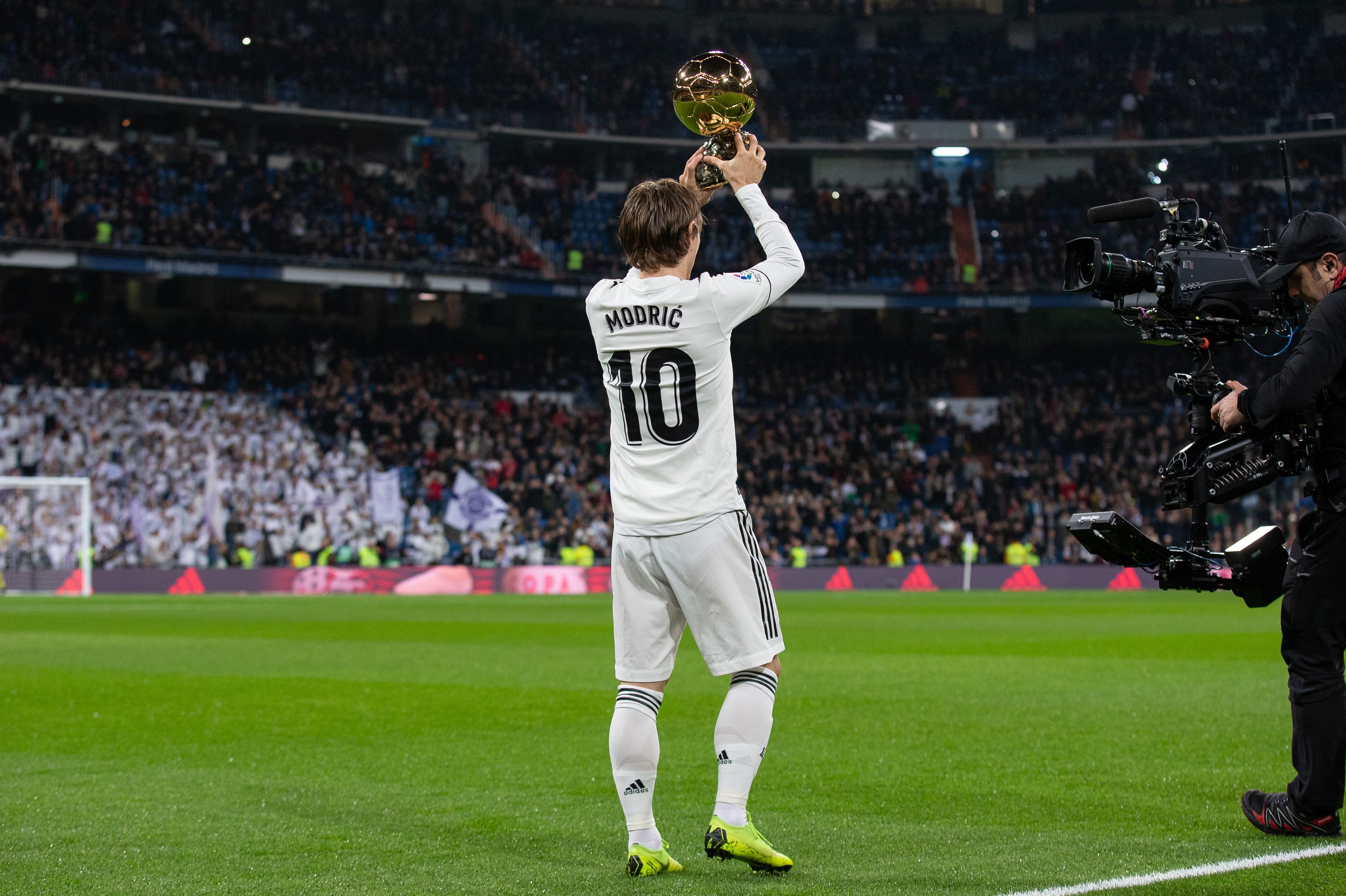 武汉三镇客场挑战青岛西海岸：战术抉择与胜负关键